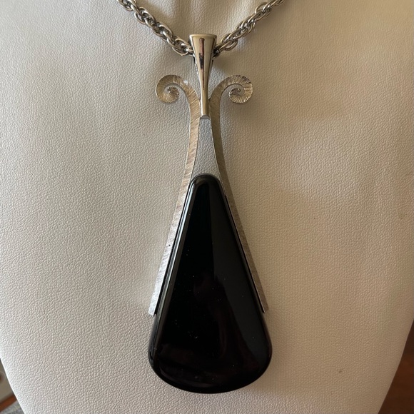 Vintage Avon Black & Silver tone Ornate necklace - Picture 4 of 4